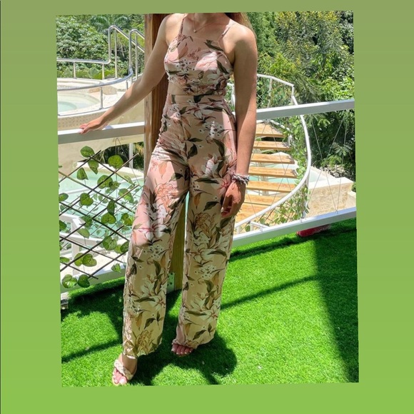 Floral Jumpsuit with open back - Picture 2 of 2